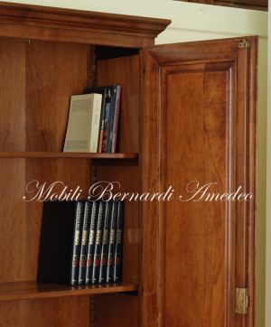 Libreria stile classico costruita in legno massello di noce con 2 porte chiuse e ripiani spostabili